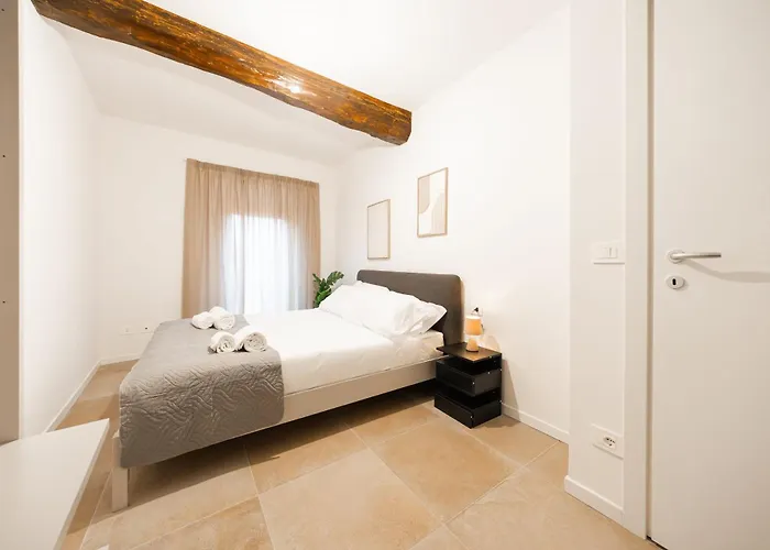 Albana Apartment, Center